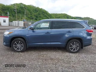 2017 Toyota Highlander XLE with VIN 5TDJZRFH8HS391841, listed as a IAAI auction lot 42170249 with 93,362 mi miles and . Bid and sale history available at DreamBid. Image 14.