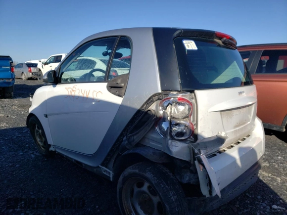 2015 Smart fortwo Passion z VIN WMEEJ3BA5FK817411, wystawiony jako Copart lot #51834455 z przebiegiem 63 143 mil mil oraz Szkody całkowita. Historia ofert i sprzedaży dostępna na DreamBid. Obrazek 2.