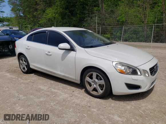 2013 Volvo S60 T5 Premier z VIN YV1612FS6D2204799, wystawiony jako Copart lot #57465945 z przebiegiem 122 604 mil mil oraz Czysty tytuł • Clean title. Historia ofert i sprzedaży dostępna na DreamBid. Obrazek 4.