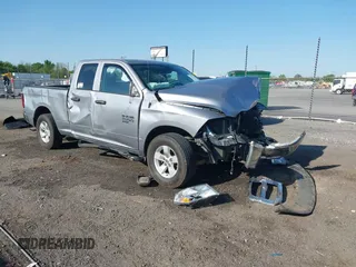 2021 Ram 1500 Tradesman z VIN 1C6RR6FG6MS550891, wystawiony jako IAAI lot #42013131 z przebiegiem 100 229 mil mil oraz . Historia ofert i sprzedaży dostępna na DreamBid. Obrazek 1.