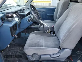 1990 Mitsubishi Mighty Max z VIN JA7FL24W2LP028418, wystawiony jako Copart lot #83680804 z przebiegiem 331 687 mil mil oraz Szkody całkowita. Historia ofert i sprzedaży dostępna na DreamBid. Obrazek 7.
