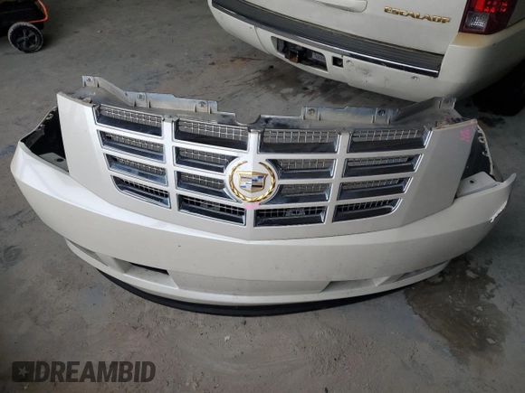 2011 Cadillac Escalade ESV Premium z VIN 1GYS4JEF0BR113052, wystawiony jako Copart lot #88556445 z przebiegiem 228 919 mil mil oraz Szkoda całkowita • Salvage title. Historia ofert i sprzedaży dostępna na DreamBid. Obrazek 12.