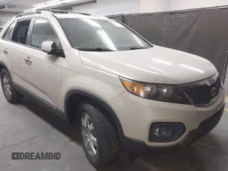 2012 Kia Sorento LX z VIN 5XYKT3A69CG205769, wystawiony jako IAAI lot #42289288 z przebiegiem 113 862 mil mil oraz . Historia ofert i sprzedaży dostępna na DreamBid. Obrazek 1.