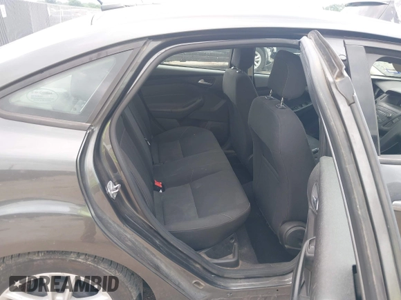 2018 Ford Focus SE z VIN 1FADP3F23JL321768, wystawiony jako IAAI lot #42415788 z przebiegiem 124 126 mil mil oraz . Historia ofert i sprzedaży dostępna na DreamBid. Obrazek 8.