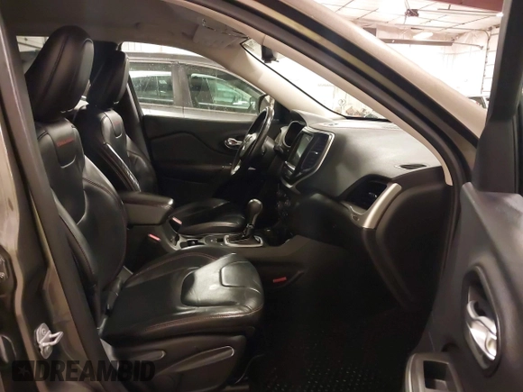 2015 Jeep Cherokee Trailhawk with VIN 1C4PJMBSXFW563144, listed as a IAAI auction lot 40667962 with 121,536 mi miles. Bid and sale history available at carsss.com. Image 5.