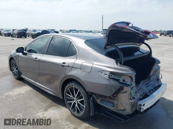 2021 Toyota Camry SE Nightshade with VIN 4T1G11AK3MU457011, listed as a IAAI auction lot 41952841 with 33,032 mi miles. Bid and sale history available at carsss.com. Image 3.