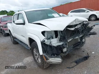 2017 Toyota Tacoma SR5 z VIN 3TMAZ5CN8HM051558, wystawiony jako IAAI lot #42320319 z przebiegiem 101 767 mil mil oraz . Historia ofert i sprzedaży dostępna na DreamBid. Obrazek 1.