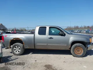 2013 GMC Sierra 1500 SLE z VIN 1GTR2VE74DZ105579, wystawiony jako IAAI lot #42101936 z przebiegiem 139 264 mil mil oraz . Historia ofert i sprzedaży dostępna na DreamBid. Obrazek 14.
