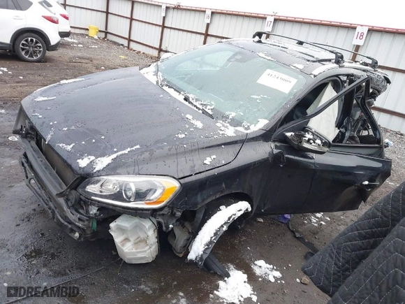 2014 Volvo XC60 3.0L R-Design Premier Plus with VIN YV4902DZ6E2552204, listed as a IAAI auction lot 41243009 with NaN miles. Bid and sale history available at carsss.com. Image 2.