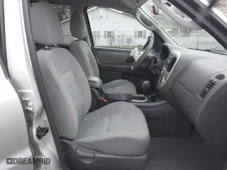 2005 Ford Escape XLT with VIN 1FMYU93125KD27166, listed as a IAAI auction lot 41892715 with 59,067 mi miles. Bid and sale history available at carsss.com. Image 5.