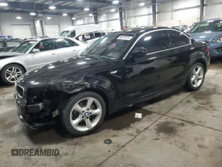 2011 BMW 1 Series 128i z VIN WBAUP9C58BVL90406, wystawiony jako Copart lot #88237875 z przebiegiem 102 661 mil mil oraz Szkody całkowita. Historia ofert i sprzedaży dostępna na DreamBid. Obrazek 1.
