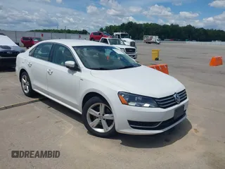 2014 Volkswagen Passat Wolfsburg Edition z VIN 1VWAT7A39EC032039, wystawiony jako IAAI lot #42335231 z przebiegiem 117 713 mil mil oraz . Historia ofert i sprzedaży dostępna na DreamBid. Obrazek 1.