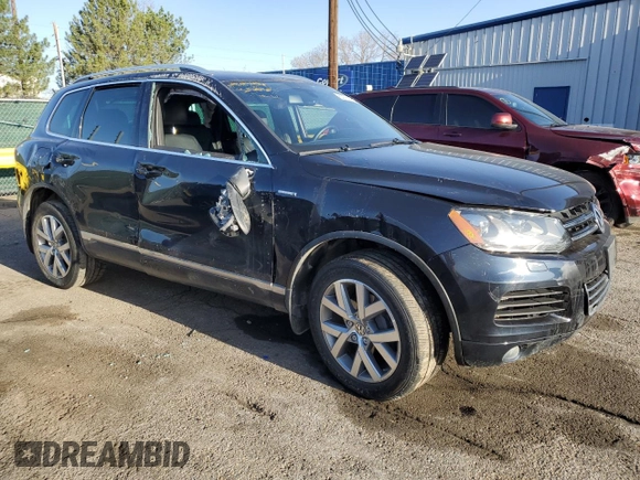 2014 Volkswagen Touareg X z VIN WVGEP9BP5ED008560, wystawiony jako Copart lot #52767595 z przebiegiem Nie podano mil oraz Szkoda całkowita • Salvage title. Historia ofert i sprzedaży dostępna na DreamBid. Obrazek 4.