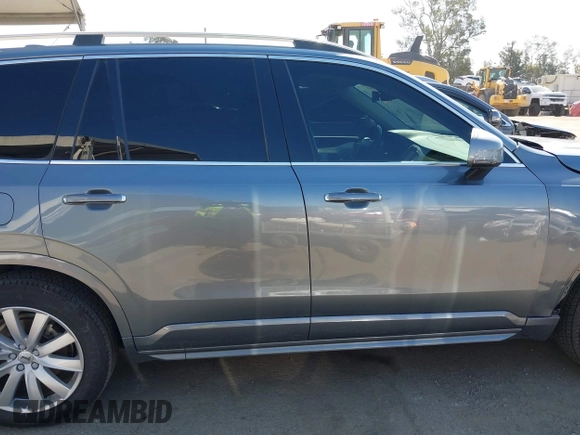 2018 Volvo XC90 Momentum with VIN YV4102PK3J1341909, listed as a IAAI auction lot 41992093 with 1 mi miles. Bid and sale history available at carsss.com. Image 13.