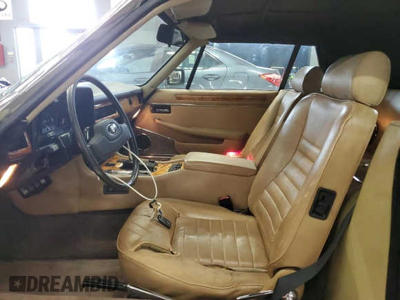 1988 Jaguar XJS z VIN SAJNV5843JC147927, wystawiony jako Copart lot #58988575 z przebiegiem 81 239 mil mil oraz Tytuł czysty. Historia ofert i sprzedaży dostępna na DreamBid. Obrazek 7.