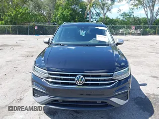 2024 Volkswagen Tiguan Wolfsburg Edition с VIN 3VV6B7AX7RM213144, выставлен на аукционе IAAI как лот 42523305 с пробегом 3 940 миль миль и . История ставок и продаж доступна на DreamBid. Изображение 6.
