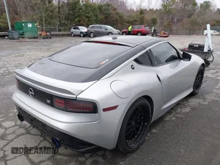 2024 Nissan Z Performance с VIN JN1BZ4BH8RM362157, выставлен на аукционе IAAI как лот 41553369 с пробегом 398 миль миль и . История ставок и продаж доступна на DreamBid. Изображение 4.