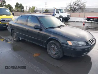 1997 Toyota Camry LE z VIN 4T1BF22K8VU921802, wystawiony jako IAAI lot #41885005 z przebiegiem 226 427 mil mil oraz . Historia ofert i sprzedaży dostępna na DreamBid. Obrazek 1.
