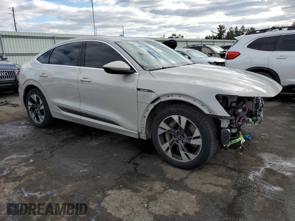 2022 Audi e-tron Sportback S line Premium z VIN WA11AAGE2NB013721, wystawiony jako Copart lot #81812643 z przebiegiem 40 749 mil mil oraz . Historia ofert i sprzedaży dostępna na DreamBid. Obrazek 4.