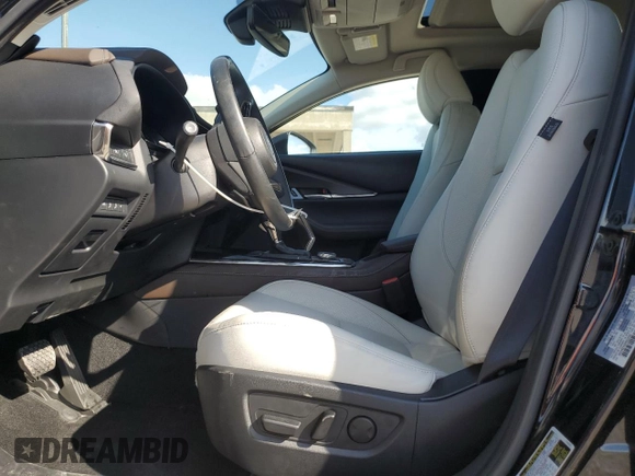 2024 Mazda CX-30 Premium z VIN 3MVDMBDY6RM602606, wystawiony jako Copart lot #81223314 z przebiegiem 4041 mil mil oraz Szkody całkowita. Historia ofert i sprzedaży dostępna na DreamBid. Obrazek 7.