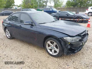 2013 BMW 3 Series 328i xDrive z VIN WBA3B3C50DJ698249, wystawiony jako IAAI lot #42303923 z przebiegiem 130 527 mil mil oraz . Historia ofert i sprzedaży dostępna na DreamBid. Obrazek 1.