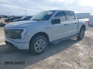 2023 Ford F-150 Lightning Pro z VIN 1FTVW1EL4PWG59817, wystawiony jako IAAI lot #41243052 z przebiegiem 9 859 mil mil oraz . Historia ofert i sprzedaży dostępna na DreamBid. Obrazek 2.