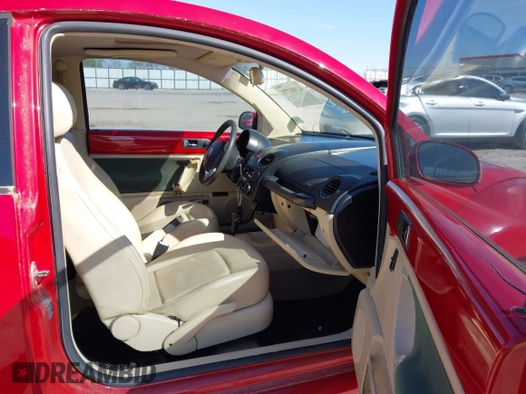 2006 Volkswagen New Beetle Coupe with VIN 3VWRW31C86M414081, listed as a IAAI auction lot 42066750 with 185,904 mi miles. Bid and sale history available at carsss.com. Image 5.