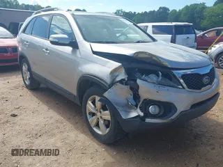 2013 Kia Sorento EX z VIN 5XYKU4A27DG359317, wystawiony jako IAAI lot #42212653 z przebiegiem 246 284 mil mil oraz . Historia ofert i sprzedaży dostępna na DreamBid. Obrazek 1.