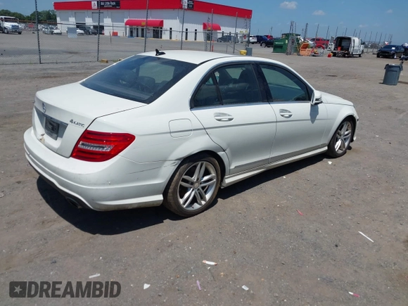 2012 Mercedes-Benz C 300 Sport z VIN WDDGF8BB9CR195595, wystawiony jako IAAI lot #42733339 z przebiegiem 221 125 mil mil oraz . Historia ofert i sprzedaży dostępna na DreamBid. Obrazek 4.