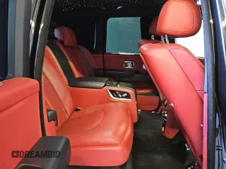 2020 Rolls-Royce Cullinan z VIN SLATV4C09LU114598, wystawiony jako Copart lot #77477184 z przebiegiem 28 391 mil mil oraz Tytuł czysty. Historia ofert i sprzedaży dostępna na DreamBid. Obrazek 11.