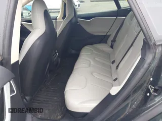 2013 Tesla Model S z VIN 5YJSA1DN2DFP07738, wystawiony jako IAAI lot #42433771 z przebiegiem 71 606 mil mil oraz . Historia ofert i sprzedaży dostępna na DreamBid. Obrazek 8.