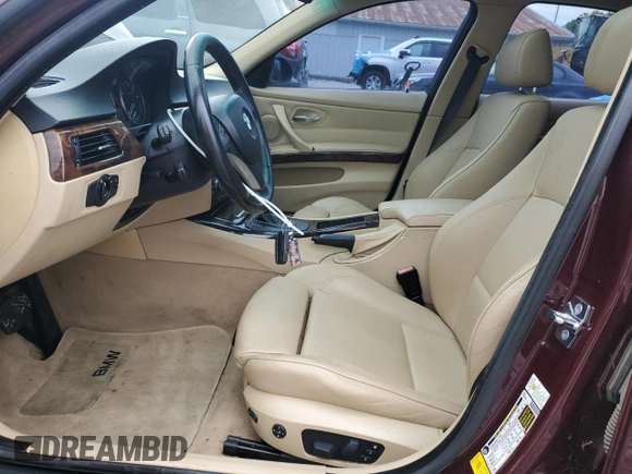 2007 BMW 3 Series 328i z VIN WBAVA33547KX76185, wystawiony jako Copart lot #57923175 z przebiegiem 177 710 mil mil oraz Czysty tytuł • Clean title. Historia ofert i sprzedaży dostępna na DreamBid. Obrazek 7.