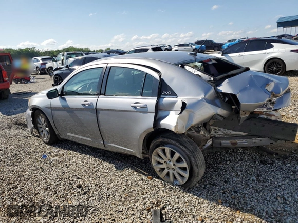 2013 Chrysler 200 Touring z VIN 1C3CCBBB3DN768437, wystawiony jako Copart lot #55159375 z przebiegiem 117 502 mil mil oraz Szkoda całkowita • Salvage title. Historia ofert i sprzedaży dostępna na DreamBid. Obrazek 2.