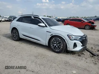 2024 Audi Q8 e-tron Premium Plus z VIN WA15AAGE8RB017425, wystawiony jako Copart lot #66139974 z przebiegiem Nie podano mil oraz Szkody całkowita. Historia ofert i sprzedaży dostępna na DreamBid. Obrazek 4.