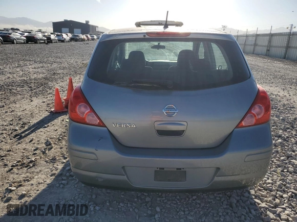 2010 Nissan Versa S z VIN 3N1BC1CP8AL423169, wystawiony jako Copart lot #52792625 z przebiegiem Nie podano mil oraz Czysty tytuł • Clean title. Historia ofert i sprzedaży dostępna na DreamBid. Obrazek 6.