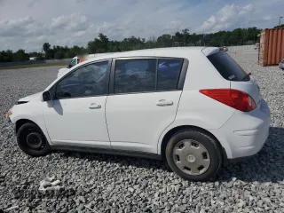 2009 Nissan Versa S z VIN 3N1BC13E79L490369, wystawiony jako Copart lot #51960035 z przebiegiem 160 125 mil mil oraz Nie do naprawy • Non repairable. Historia ofert i sprzedaży dostępna na DreamBid. Obrazek 2.