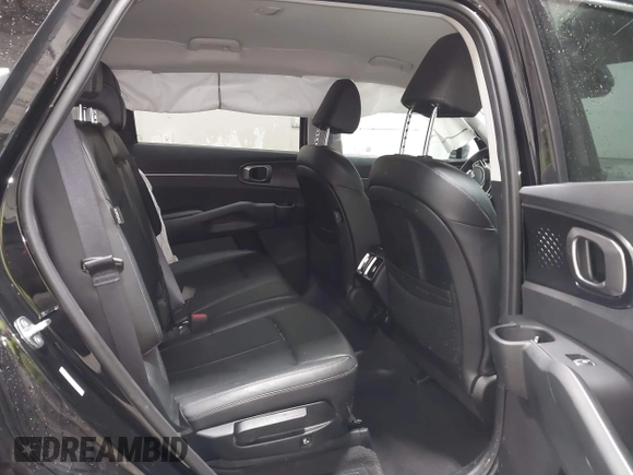 2024 Kia Sorento S z VIN 5XYRLDJC9RG261052, wystawiony jako IAAI lot #42282236 z przebiegiem 23 620 mil mil oraz . Historia ofert i sprzedaży dostępna na DreamBid. Obrazek 8.