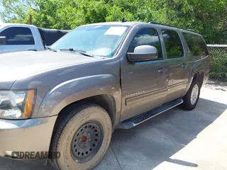 2013 Chevrolet Suburban LT with VIN 1GNSCJE03DR337592, listed as a IAAI auction lot 42101370 with 204,311 mi miles. Bid and sale history available at carsss.com. Image 6.