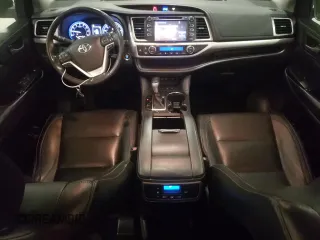 2018 Toyota Highlander SE z VIN 5TDJZRFH8JS528329, wystawiony jako Copart lot #56682465 z przebiegiem 131 082 mil mil oraz Szkoda całkowita • Salvage title. Historia ofert i sprzedaży dostępna na DreamBid. Obrazek 8.