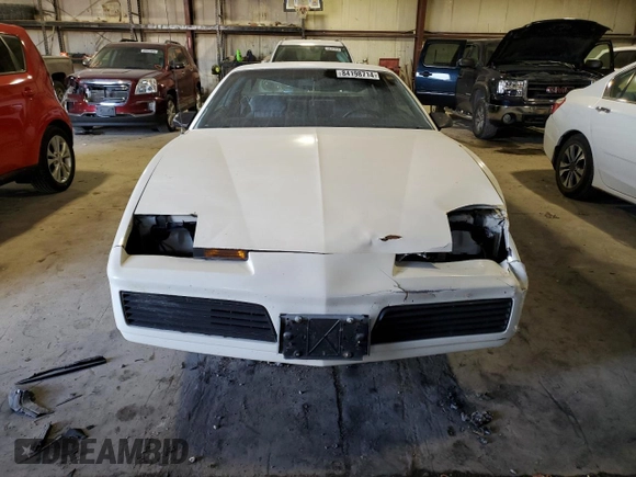 1984 Pontiac Firebird z VIN 1G2AS87H8EL260830, wystawiony jako Copart lot #84198714 z przebiegiem 95 966 mil mil oraz Szkoda całkowita • Salvage title. Historia ofert i sprzedaży dostępna na DreamBid. Obrazek 5.