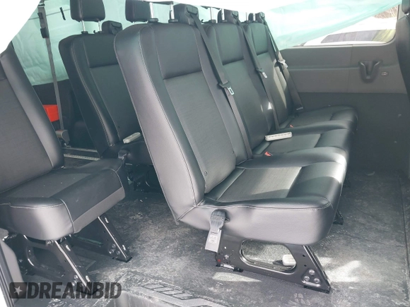 2024 Ford Transit Passenger XL z VIN 1FBAX2C85RKB46137, wystawiony jako IAAI lot #41535996 z przebiegiem 1 571 mil mil oraz . Historia ofert i sprzedaży dostępna na DreamBid. Obrazek 8.
