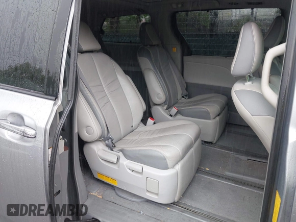 2011 Toyota Sienna XLE z VIN 5TDDK3DC1BS002387, wystawiony jako IAAI lot #42373126 z przebiegiem 279 026 mil mil oraz . Historia ofert i sprzedaży dostępna na DreamBid. Obrazek 8.
