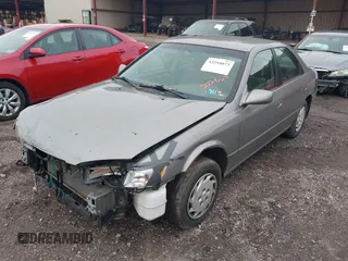 1998 Toyota Camry LE z VIN 4T1BG22KXWU202064, wystawiony jako IAAI lot #42294073 z przebiegiem 245 032 mil mil oraz . Historia ofert i sprzedaży dostępna na DreamBid. Obrazek 2.