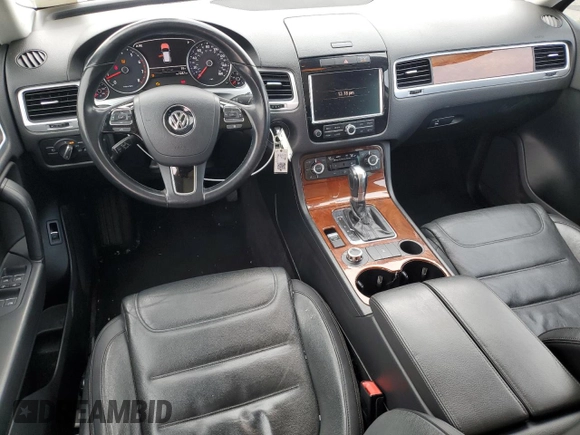 2013 Volkswagen Touareg Exec z VIN WVGEF9BP2DD003995, wystawiony jako Copart lot #42577835 z przebiegiem 160 562 mil mil oraz Czysty tytuł • Clean title. Historia ofert i sprzedaży dostępna na DreamBid. Obrazek 8.