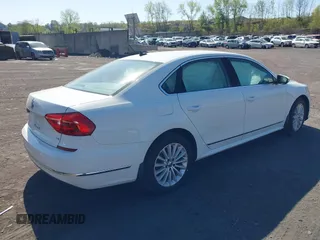 2016 Volkswagen Passat SE z VIN 1VWBT7A38GC016180, wystawiony jako IAAI lot #42132777 z przebiegiem 101 461 mil mil oraz . Historia ofert i sprzedaży dostępna na DreamBid. Obrazek 4.