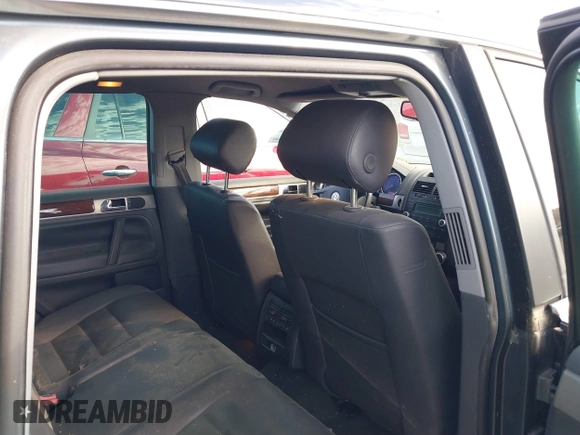 2007 Volkswagen Touareg V6 z VIN WVGZE77LX7D002354, wystawiony jako IAAI lot #40733969 z przebiegiem 106 526 mil mil oraz . Historia ofert i sprzedaży dostępna na DreamBid. Obrazek 8.