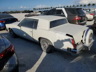 1985 Cadillac Eldorado z VIN 1G6EL5782FE630140, wystawiony jako Copart lot #76367454 z przebiegiem 29 850 mil mil oraz Szkody całkowita. Historia ofert i sprzedaży dostępna na DreamBid. Obrazek 2.