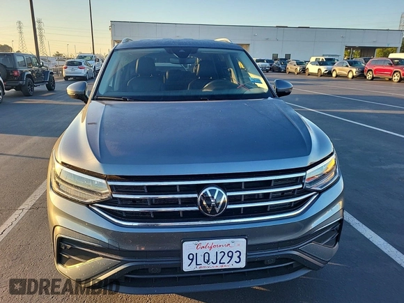 2024 Volkswagen Tiguan SE z VIN 3VV3B7AX0RM107010, wystawiony jako IAAI lot #42845198 z przebiegiem 22 903 mil mil oraz . Historia ofert i sprzedaży dostępna na DreamBid. Obrazek 2.