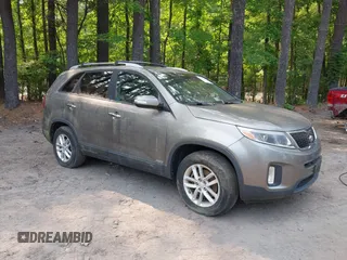 2014 Kia Sorento LX z VIN 5XYKTDA61EG549167, wystawiony jako IAAI lot #42407870 z przebiegiem 40 669 mil mil oraz . Historia ofert i sprzedaży dostępna na DreamBid. Obrazek 1.