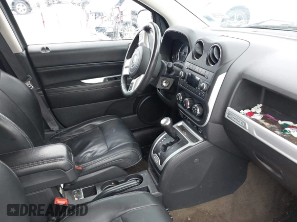 2017 Jeep Compass Latitude z VIN 1C4NJDEB9HD129184, wystawiony jako IAAI lot #41441314 z przebiegiem 45 764 mil mil oraz . Historia ofert i sprzedaży dostępna na DreamBid. Obrazek 5.
